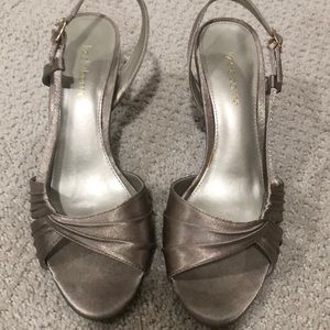Liz Claiborne dressy gold sandals! Nearly perfect worn once. Really pretty.